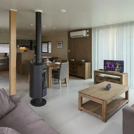 Holiday Golden Lakes Village.2 *
